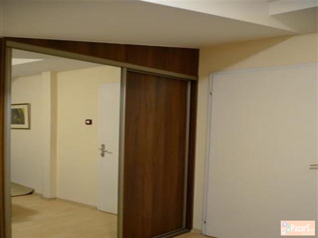 Se Izdava Trosoben Stan Vo Crnice