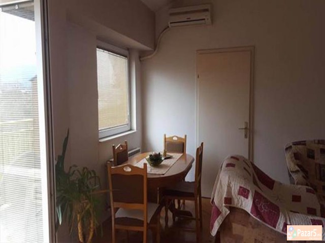 Se Iznajmuva Trosoben Stan Vo Centar