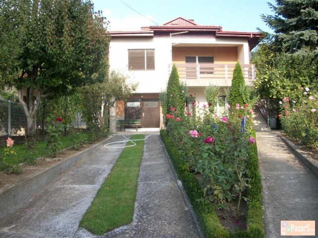 СЕ ПРОДАВА КУЌА