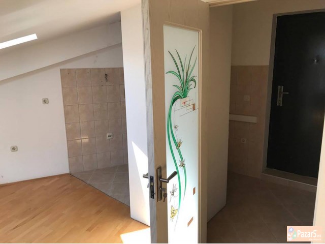 ГАРСОЊЕРА ПОЗАДИ ХОТЕЛ РОЈАЛ ОХРИД