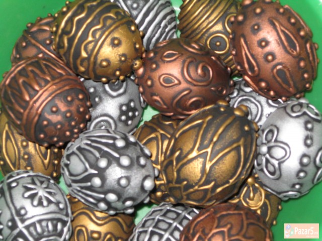 Рачно изработени велигденски декоративни јајца, др