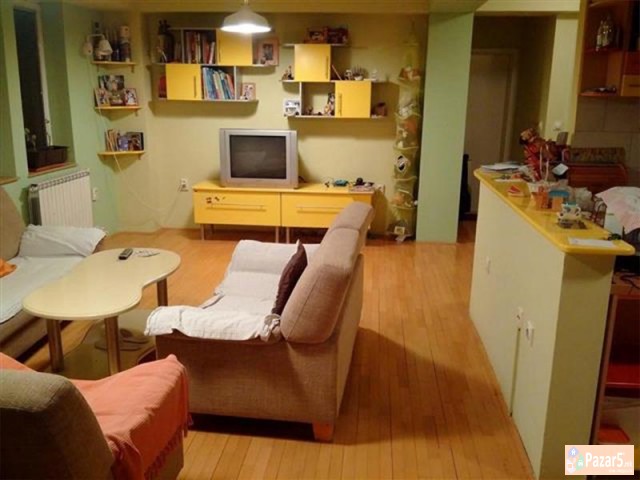 Se Izdava Namesten Stan Kaj Univerzalna Sala