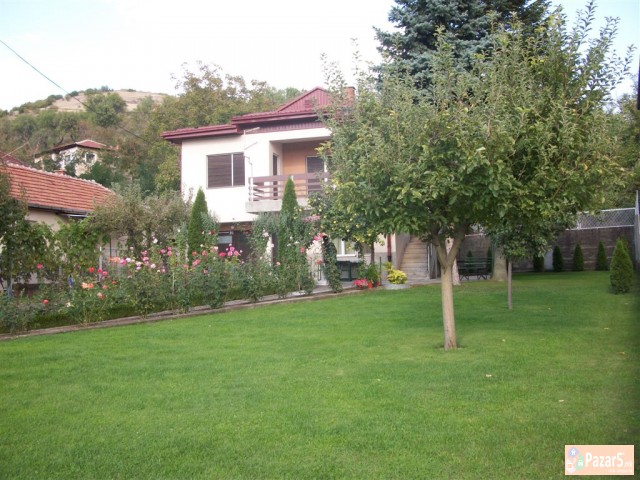 *СЕ ПРОДАВА КУЌА*