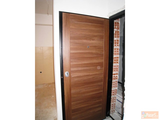 Се продава двособен стан на јужен булевар