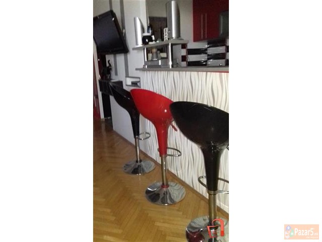 Se Prodava Nasproti Hotel Rusia Kompletno Renovira