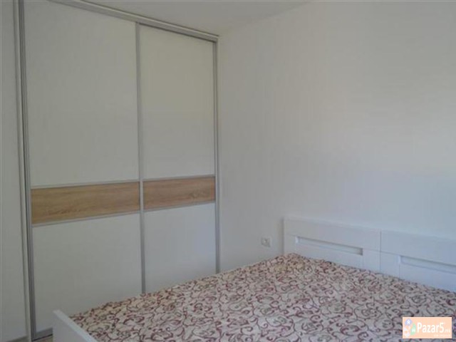 Se Iznajmuva Trosoben Stan Vo Centar