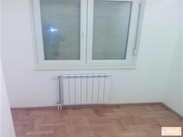 Se Iznajmuva Prazen Trosoben Stan Za Kancelarii Vo