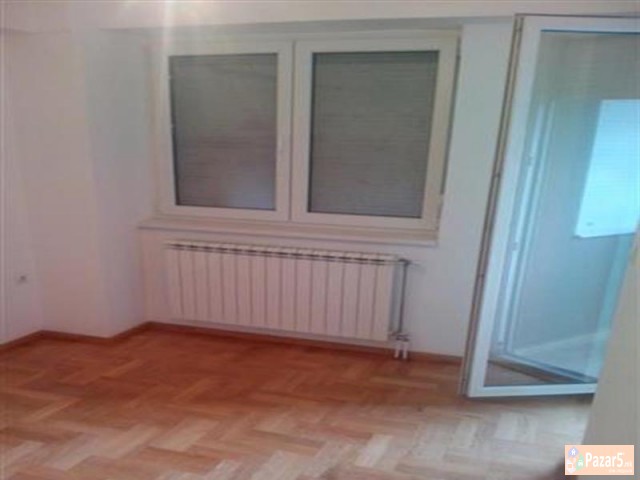 Se Iznajmuva Prazen Trosoben Stan Za Kancelarii Vo