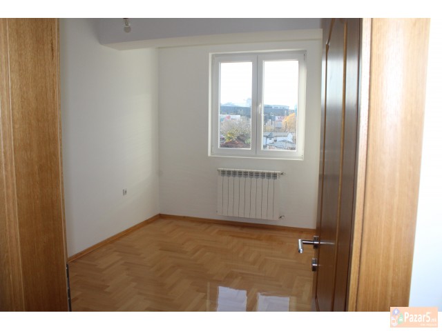 Се продава нов трособен во Маџир Маало