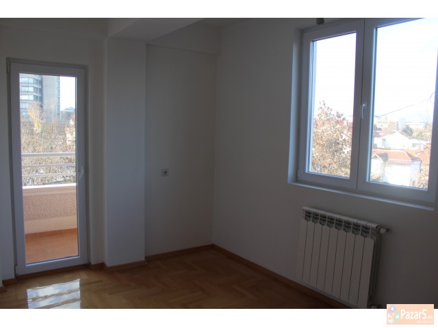 Се продава нов трособен во Маџир Маало