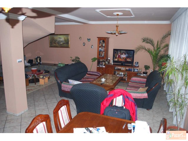 Се продава 245 м2 куќа во Бутел