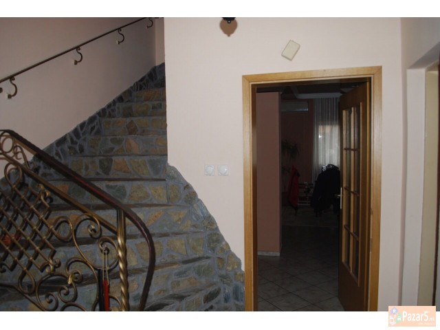 Се продава 245 м2 куќа во Бутел