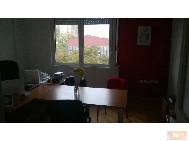 Се изнајмува деловен простор 90м2 во Центар