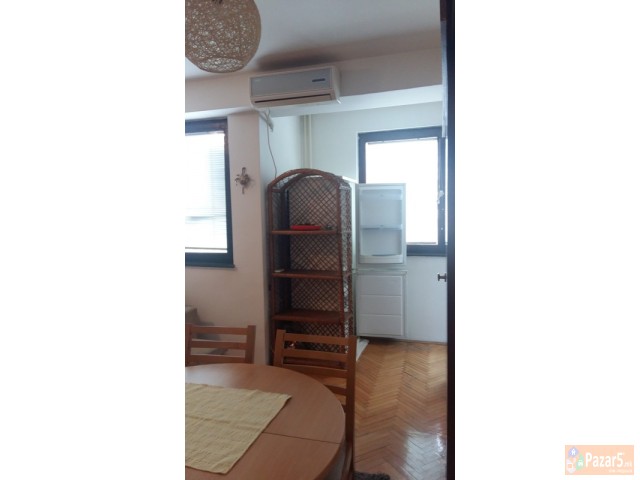 Се изнајмува 60м2 стан до Универзална сала