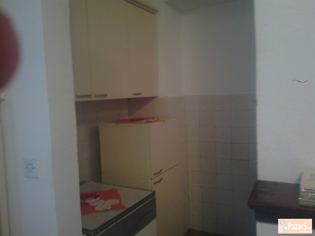 ИЗДАВАМ ГАРСОЊЕРА ВО СКОПЈЕ ДО АВТОБУСКА И ЖЕЛЕЗНИ