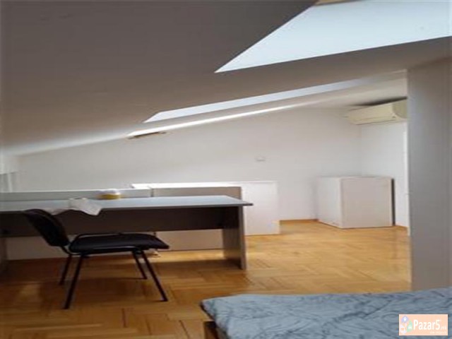 СЕ ИЗДАВА ТРОСОБЕН СТАН ВО КАПИШТЕЦ