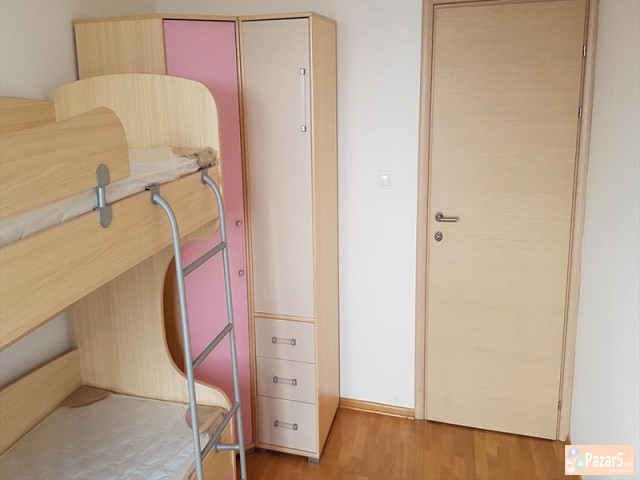 СЕ ИЗДАВА ПРАЗЕН ДВОСОБЕН СТАН ВО АЕРОДРОМ