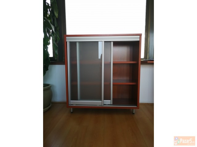 Се продава канцелариски мебел