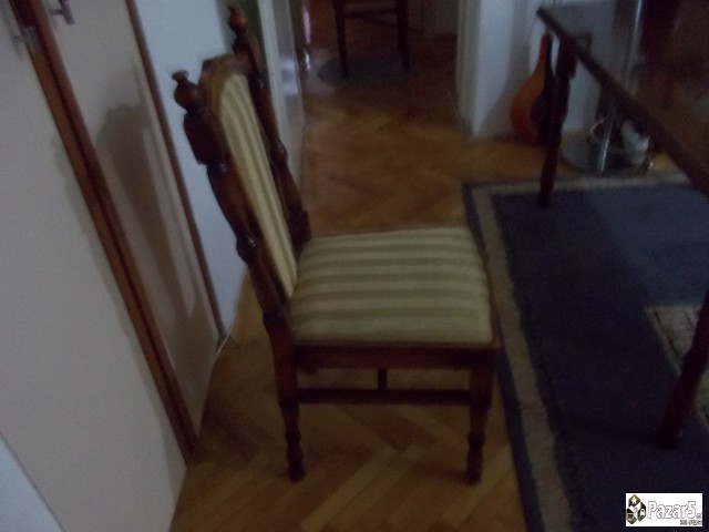 комода , дрвена маса и столици , теписи