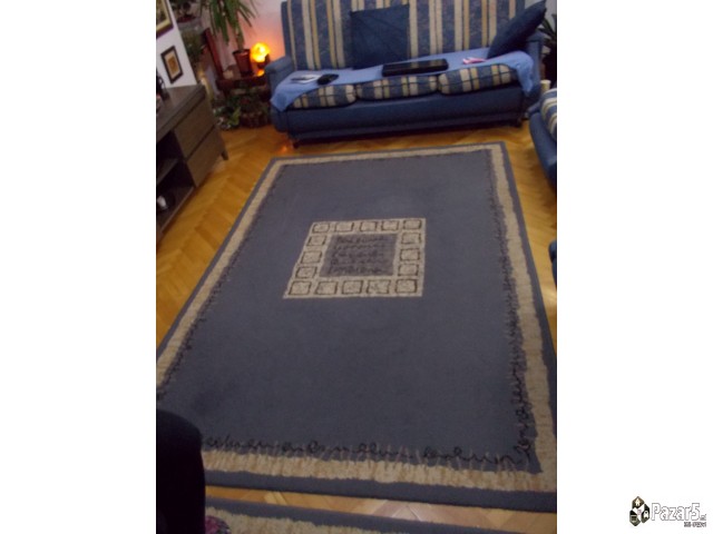 комода , дрвена маса и столици , теписи