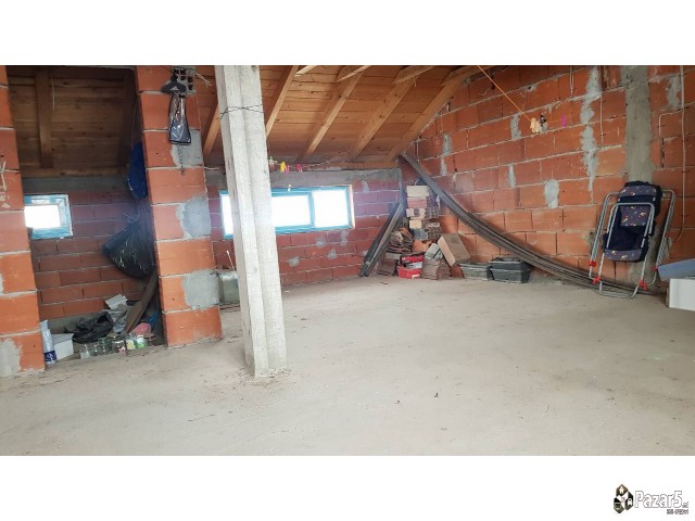 КУЌА ВО СТАКЛАРА 