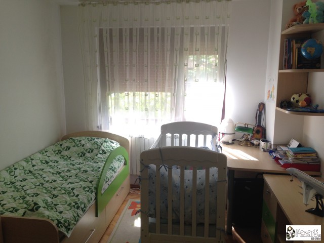 се изнајмува целосно наместен стан