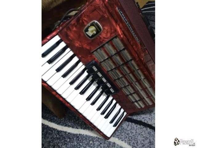 Продавам Синтисајзер и Хармоника