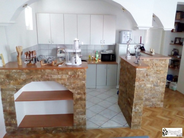 КАМЕН ВО ДОМОТ