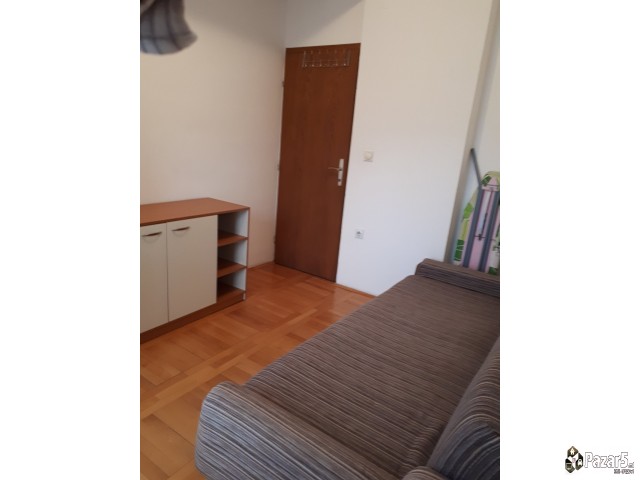 Издавам наместен стан во Центар