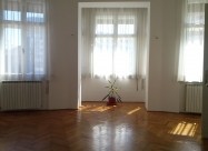 Се изнајмува стан од 110m2,на Плоштад Македонија.