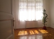 Се изнајмува стан од 110m2,на Плоштад Македонија.