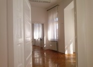 Се изнајмува стан од 110m2,на Плоштад Македонија.