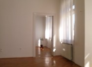 Се изнајмува стан од 110m2,на Плоштад Македонија.