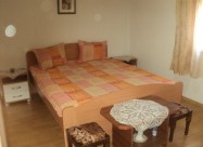 Izdavam Sobi Vo Ohrid Centar Kaj Komercijalna Bank