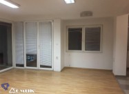 Domik Izdava Deloven Prostor Kaj Univerzalna Sala