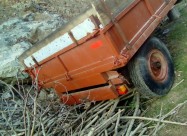 Prikolica Za Traktor So Dokumenti I Aparat Za Zava