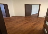 Se Iznajmuva Trosoben Prazen Stan Vo Centar/prolet