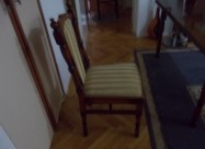 комода , дрвена маса и столици , теписи