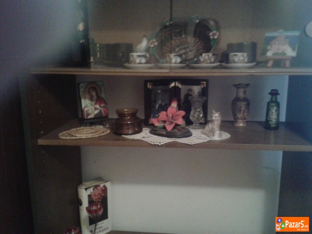 Продавам плакари со трпезариска маса и 6 столици