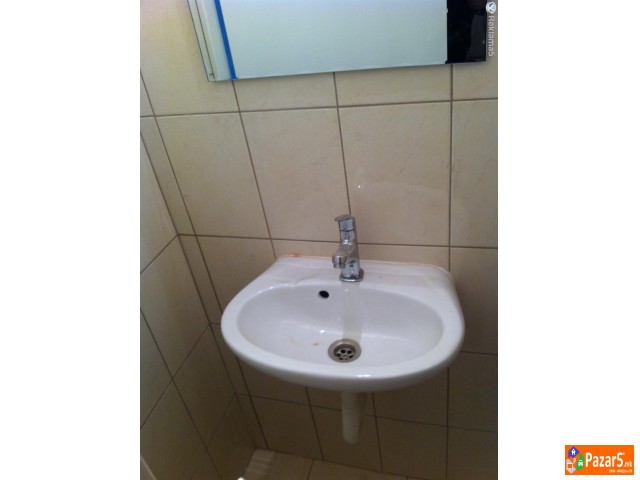 Се продаваат два дуќани во центарот на градот