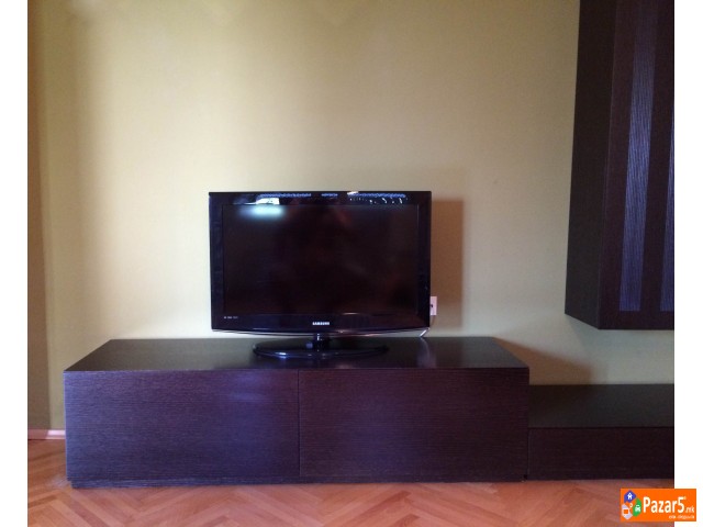 Продавам комода за телевизор со три фиоки и плакар