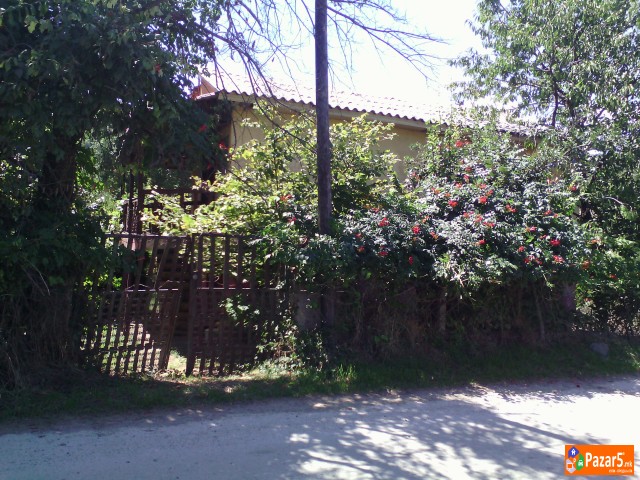 Prodavam Kuka 80 M2 So Plac 800 M2 , Dodatni Prost