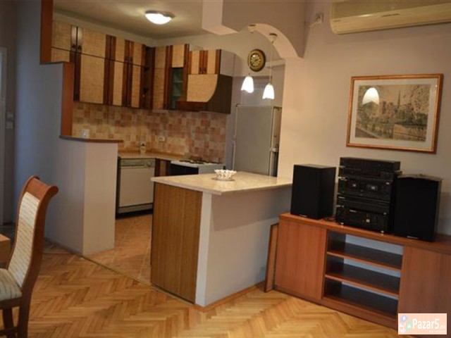 Se Iznajmuva Trosoben Stan Vo Centar