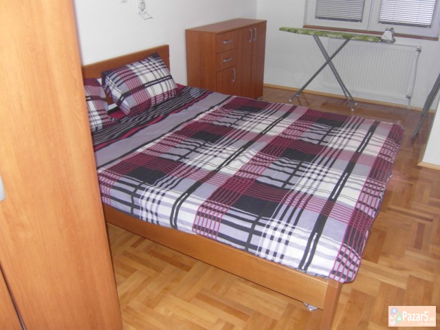 Се изнајмува двособен стан во Центар