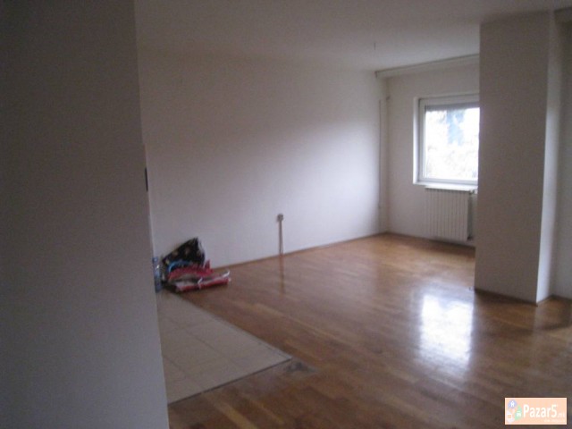 Се продава трособен стан во Кисела Вода