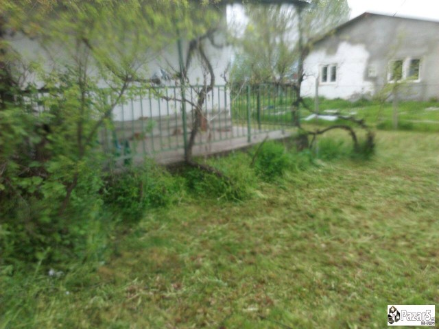 Плац со куќа во Идризово