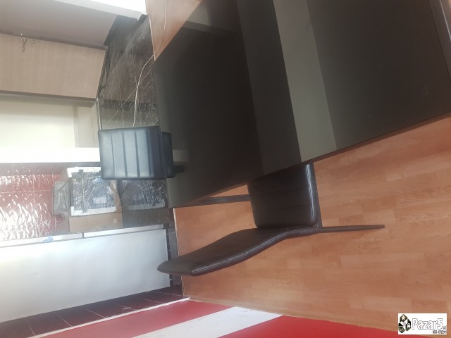 Se prodava masa so 6 stolici,staklo nova