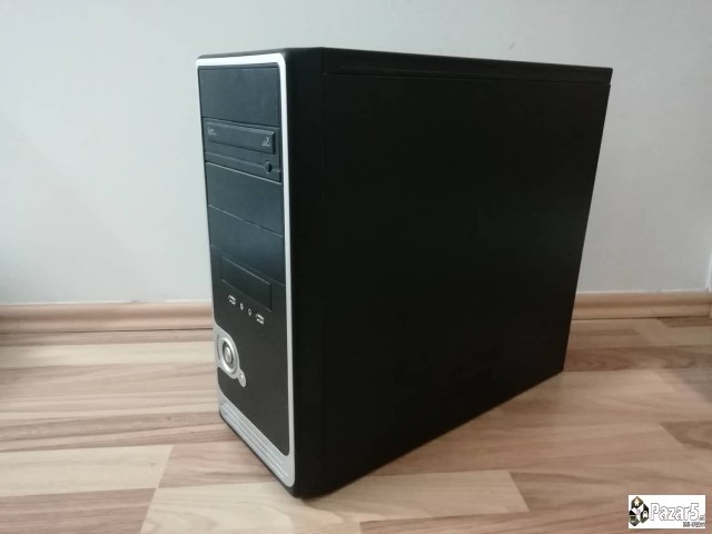 Desktop kompjuter so 2 monitori