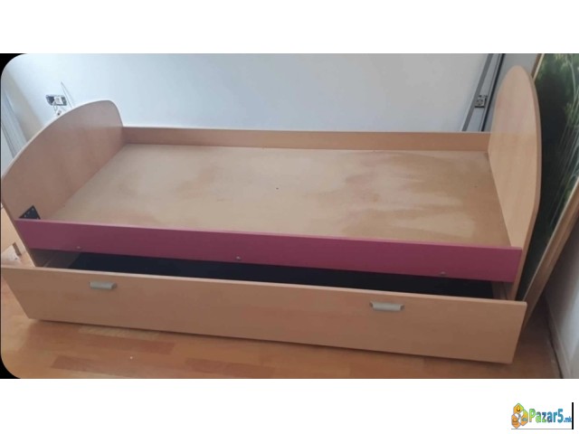 Продавам кревет и детско биро