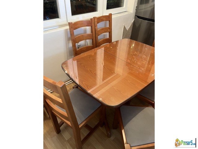 Продавам дрвена трпезариска маса со 6 столици комп